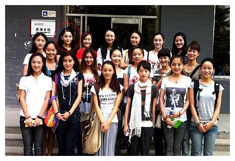 周冬雨参加同学聚会,大手笔包大家吃喝,合照太开心笑出表情包|周冬雨