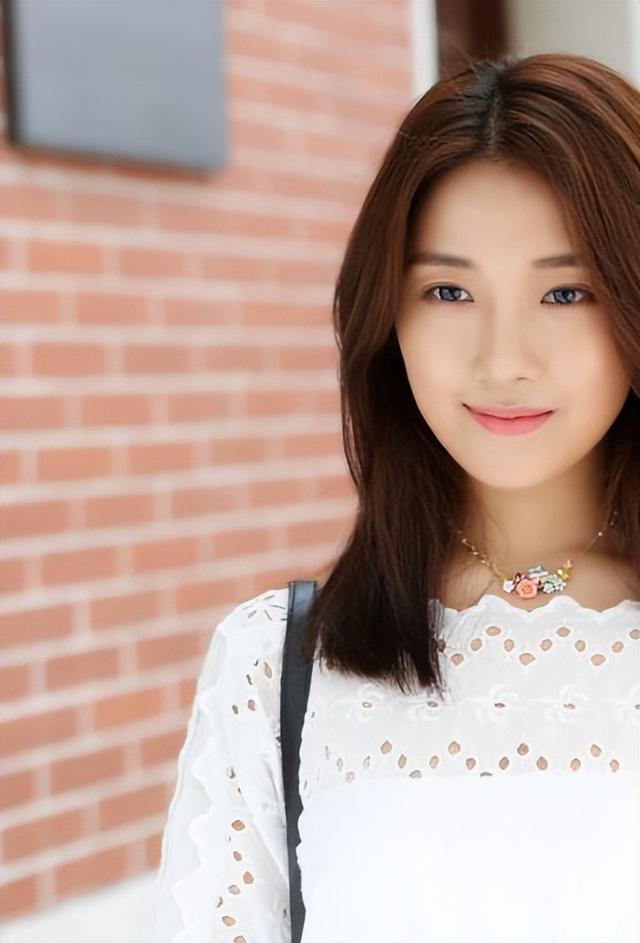 菅纫姿明艳优雅很养眼