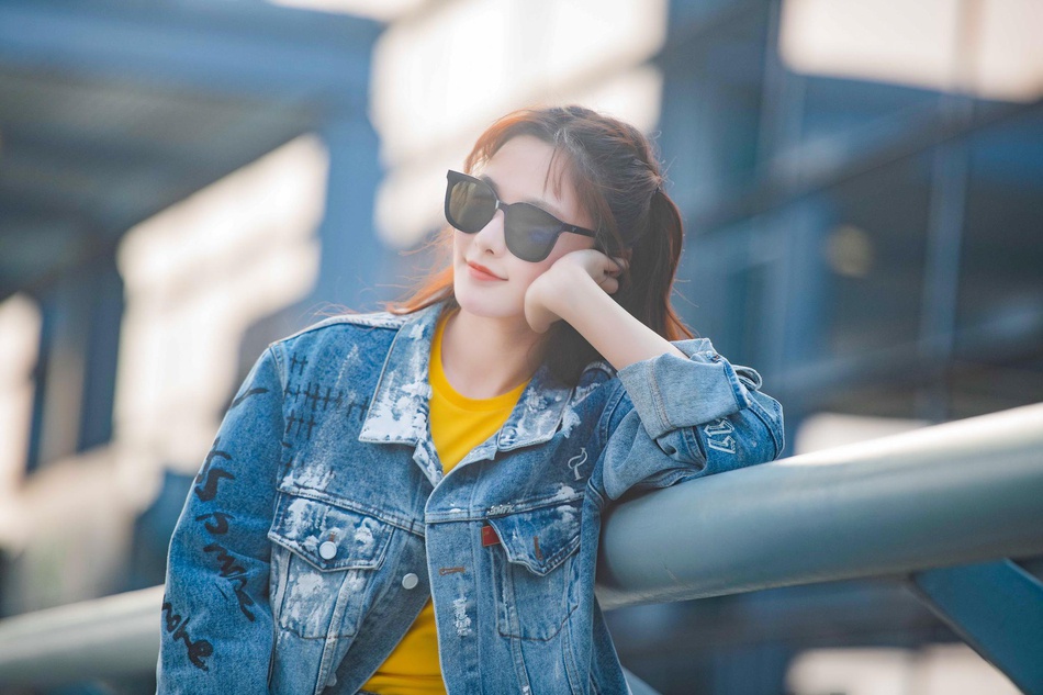 墨镜美女彭小苒机场街拍时尚明星生活照写真