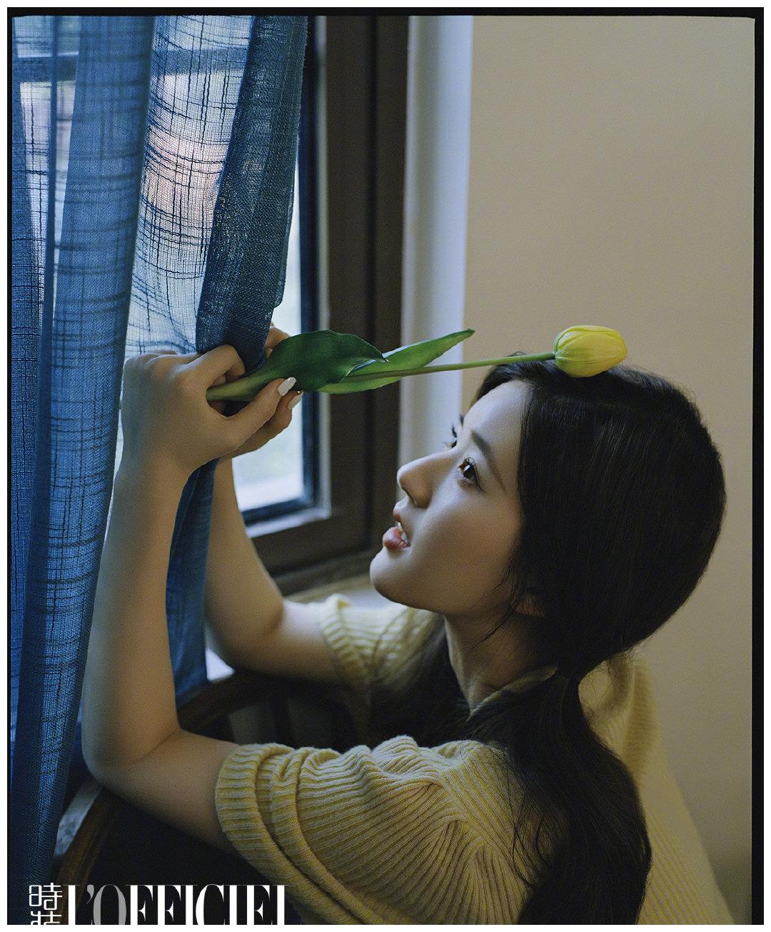 赵露思最新杂志封面照片曝光 复古少女笑容甜美