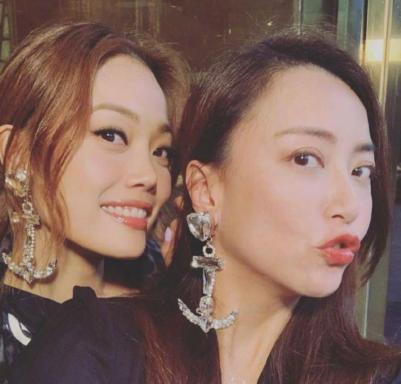 霍汶希卡点庆祝容祖儿出道22周年两人贴面自拍情似姐妹