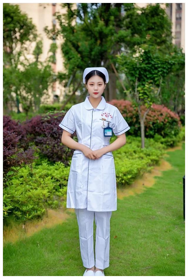 站姿握手礼坐姿推治疗车端治疗盘电话礼仪引领早上8点,青年护士们整装