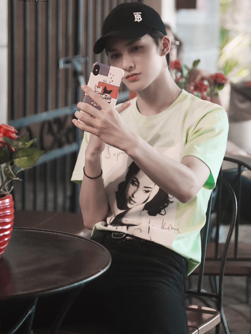 男明星也爱丸子头蔡徐坤撞上朱正廷到底谁更有范