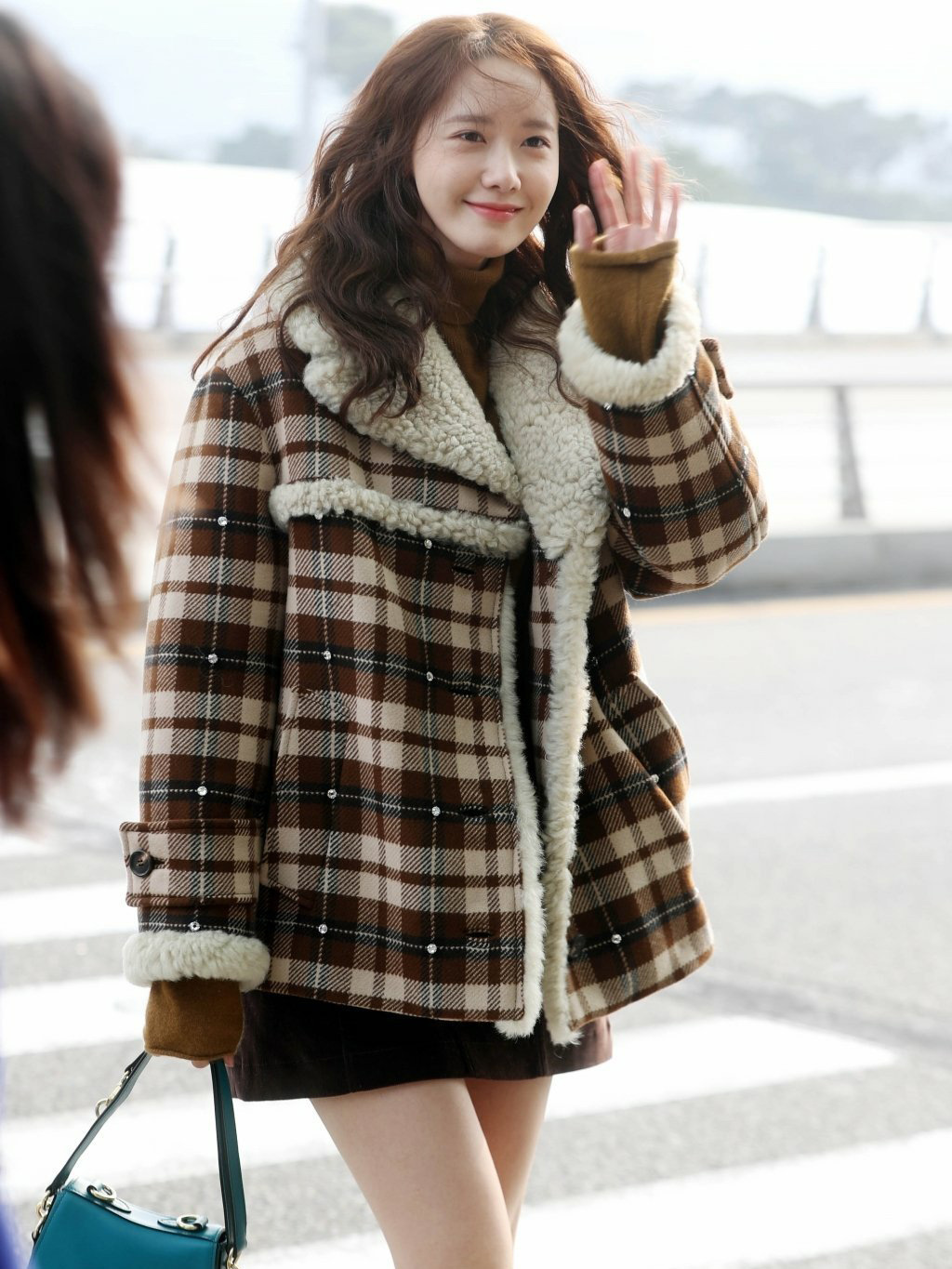 林允儿格子外套搭配马丁靴网友腿不冷吗