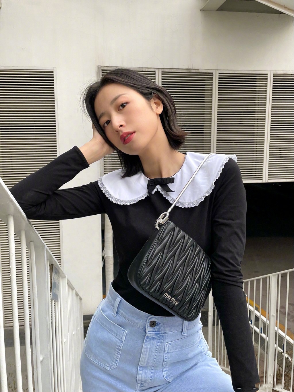 周雨彤身穿黑色娃娃领上衣搭配浅色牛仔裤出镜,演绎时髦风格