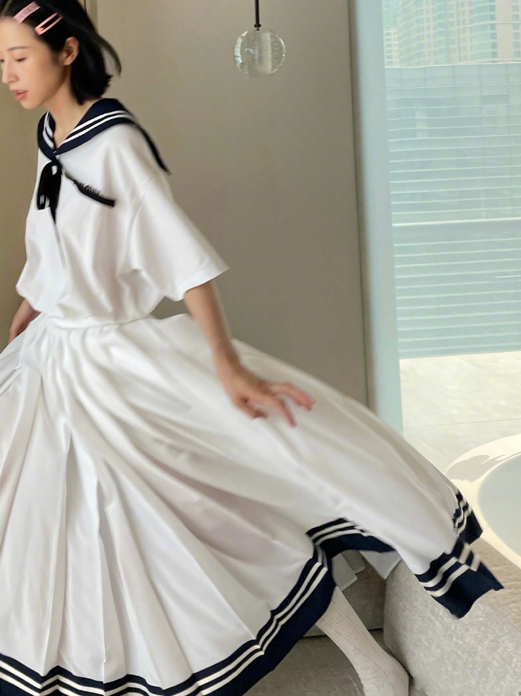 周雨彤日常穿搭合集已上线,海军风白色连衣裙甜美淑女