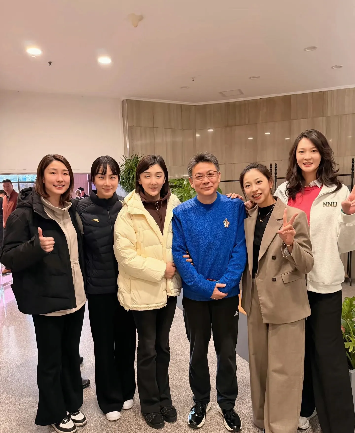 蔡斌与五大弟子合照！惠若琪是奥运冠军，王茜成领导，其余做教练