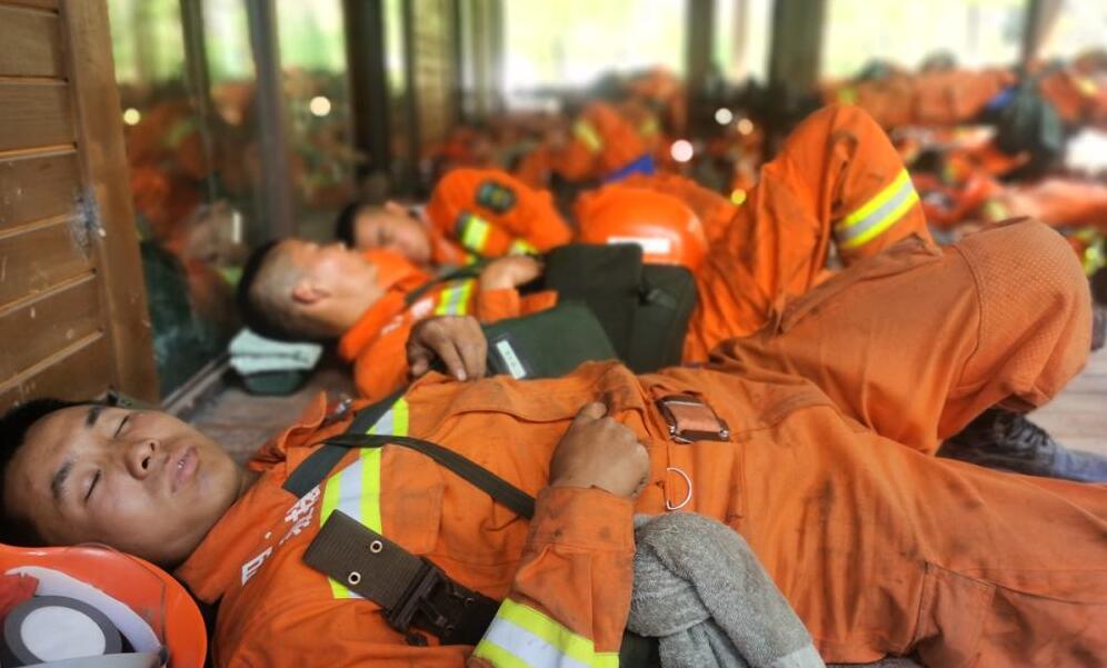 致敬最可爱的人,累了他们这样休息|消防官兵|致敬|官兵_新浪新闻