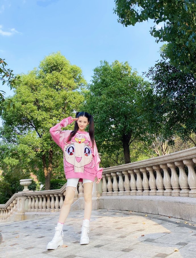 李若嘉两个羊角辫尽显可爱淑女气质