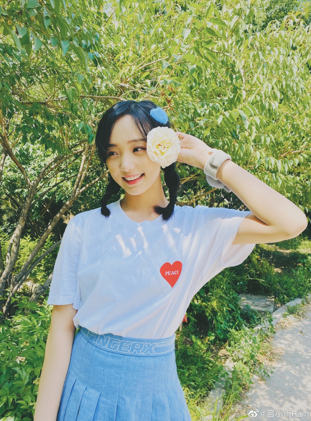 可爱美女演员吕小雨迷人写真美照