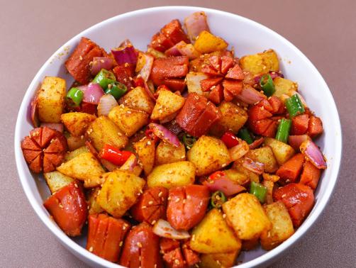 风味土豆要将脆皮肠的横截面改上花刀