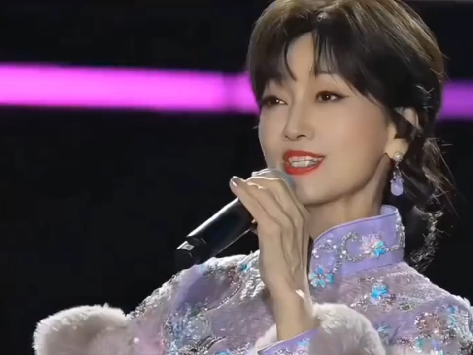 72岁优雅女神赵雅芝从艺50年时光派对演唱《青城山下白素贞》