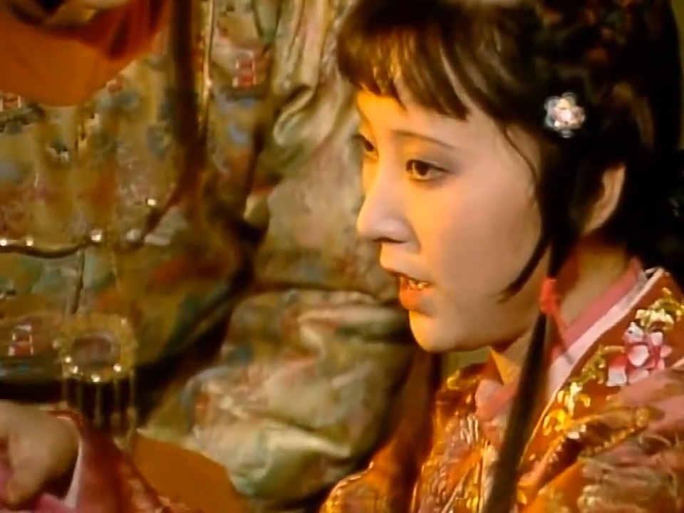 30多年前陈晓旭很有气质，童丽一首《葬花吟》真好听，听醉了