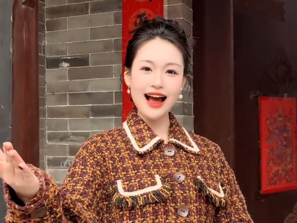 水蜜桃子在乔家大院演唱《光亮》一开嗓直接爱了