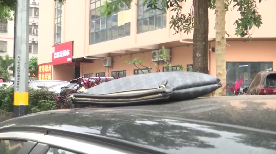 “你把车窗摇下来咯！”快速路上，他开车拼命追赶想拦下前车