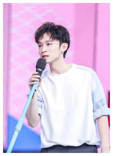 董子健,凭借着自身的努力和勤奋,事业上也获得不少殊荣,在《小丈夫》