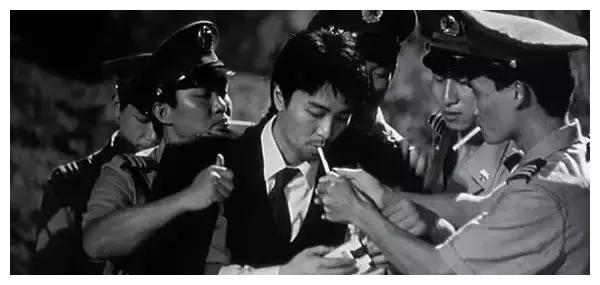 给了钱以后,周星驰俨然成为了这些人里的大哥,刚才还要打要杀的对手