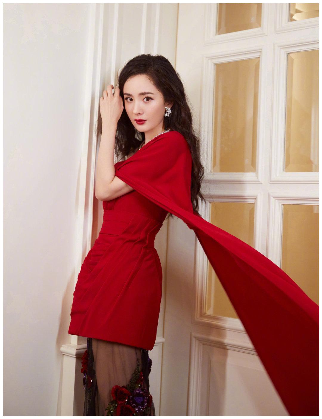 杨幂身着明艳红裙，时尚俏丽，优雅迷人！