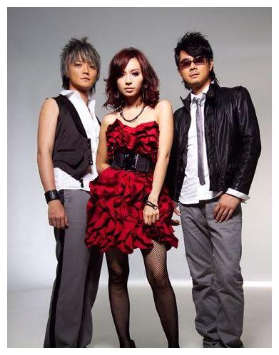 误以为自己是乐队灵魂把主唱踢走的飞儿乐队现状让人唏嘘不已