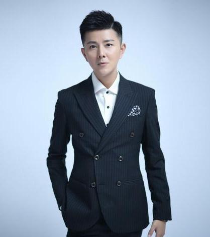 主持人王乐乐罕晒一家三口娇妻温婉大方女儿呆萌可爱