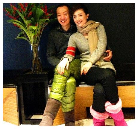 70后男艺人辛柏青,大学时与朱媛媛相恋,婚后14年夫妻恩爱零绯闻