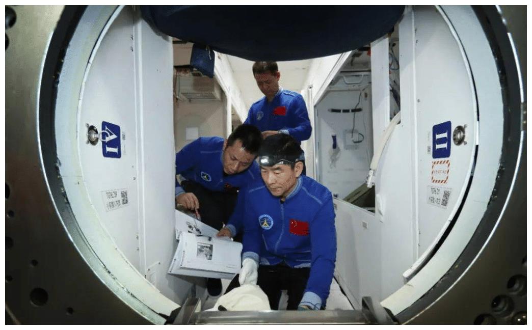 神十二航天员回家,为什么一定不能站立?身体恢复总共要分几步?休闲区蓝鸢梦想 - Www.slyday.coM 神十二航天员回家,为什么一定不能站立?身体恢复总共要分几步?休闲区蓝鸢梦想 - Www.slyday.coM