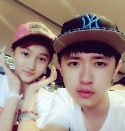 关晓彤前任男友曝光,同穿情侣装很甜蜜,网友:鹿晗的脸往哪放?