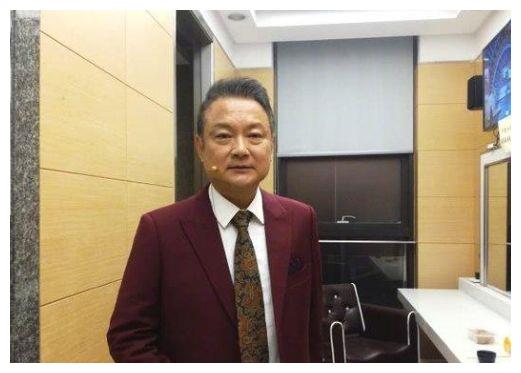 他的妻子是演员康莉.他们夫妻非