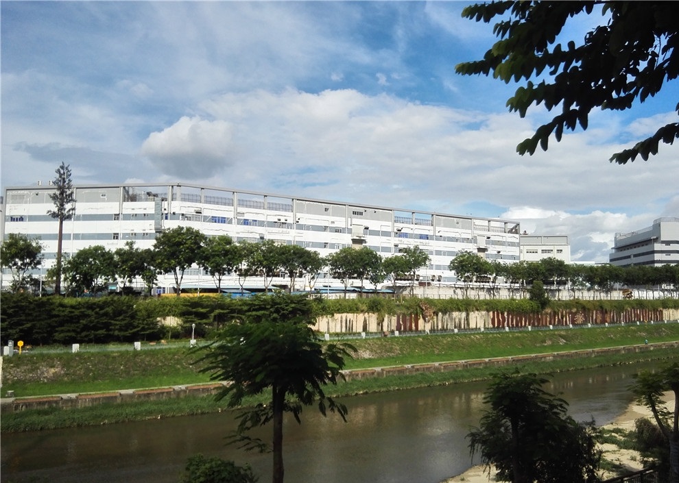 龙华富士康厂区的外墙已斑驳点点,网友:岁月还是留下了痕迹