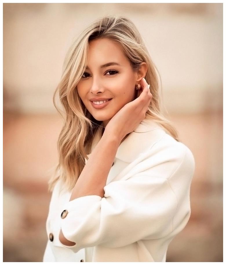 环球美女:匈牙利高挑美女,时尚的模特维多利亚·瓦尔加!__财经头条