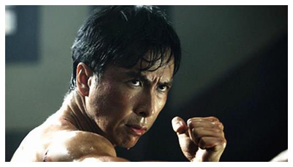 甄子丹出生于功夫世家,所以,从小就开始学习各种功夫,后来迷上了