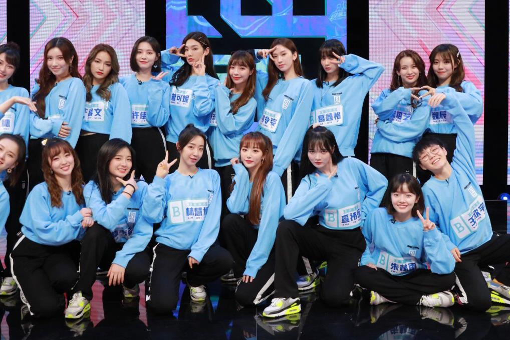 《青2》各个班级合照,虞书欣在c位,而有谁注意孔雪儿的站位!