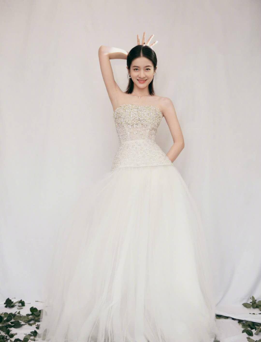 张雪迎好时髦,镂空礼服,真让人羡慕__财经头条