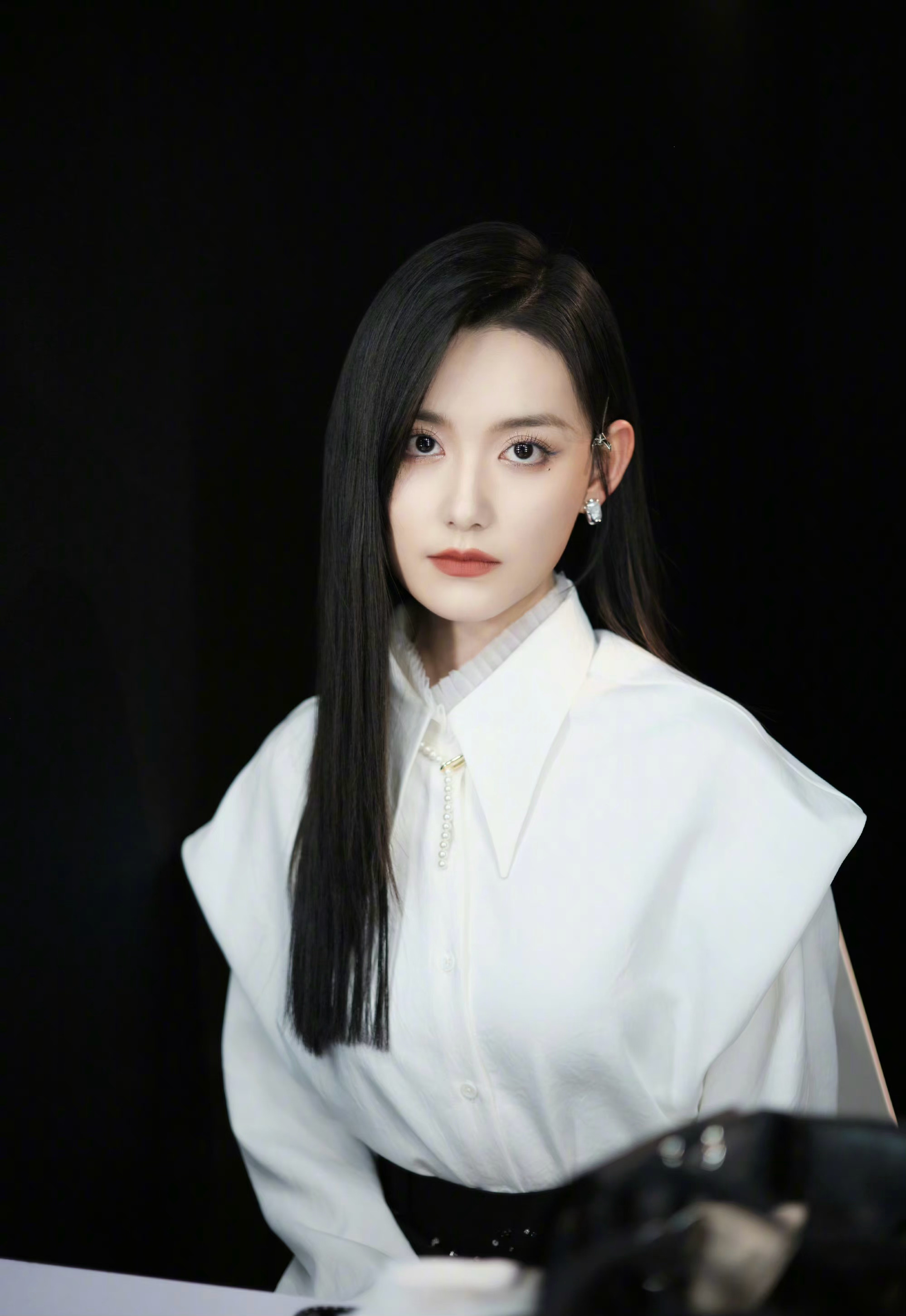 蒋依依黑长直造型!气质干练气场全开,黑色穿搭优雅高级