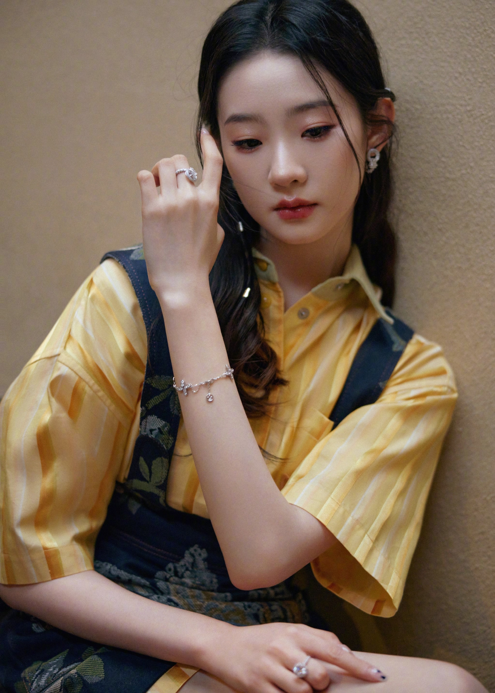 张艺凡湖南元宵晚会最新造型,充满细节设计感的衬衫与牛仔裙搭配