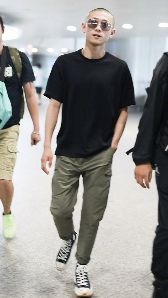 张一山现身机场,光头造型吸睛,大佬气场全开!__财经头条