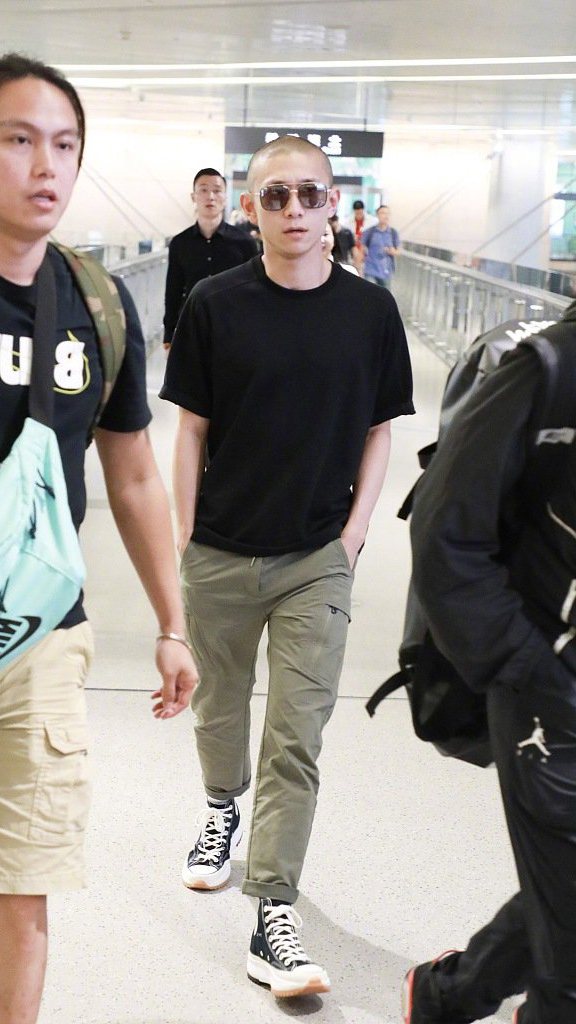 张一山现身机场光头造型吸睛大佬气场全开