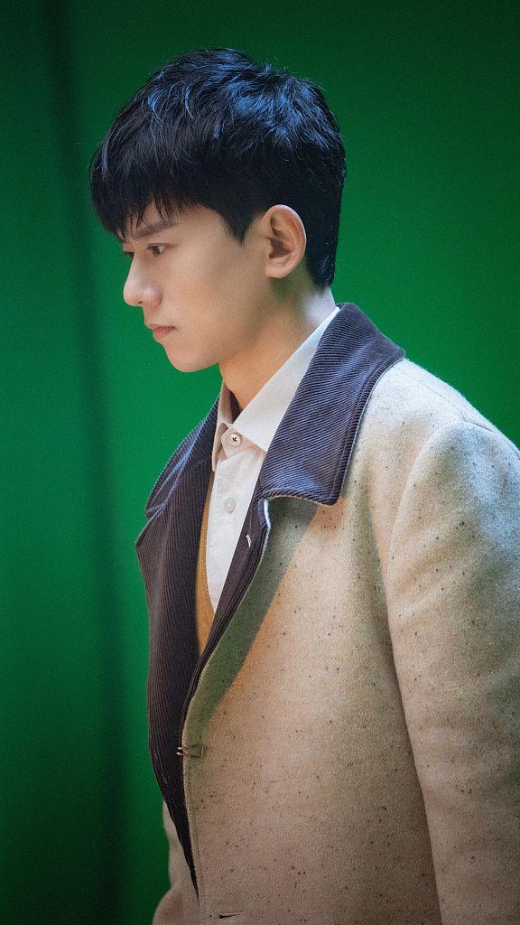 张杰一袭浅色西装尽显气质,温润如玉顺毛造型眼神温柔!