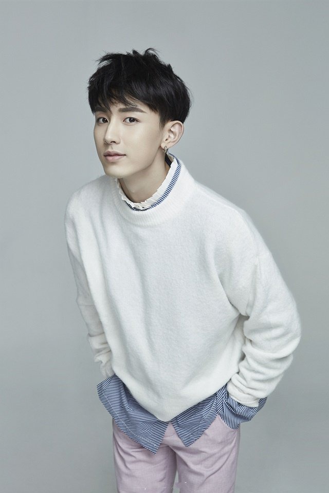 年轻有活力的小鲜肉郭俊辰阳光少年帅气写真