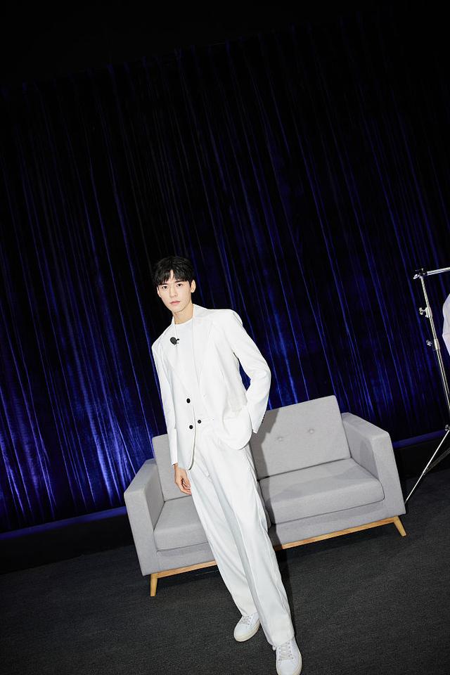 龚俊白色西装展现身形修长,光影间展诠释雅致绅士格调!