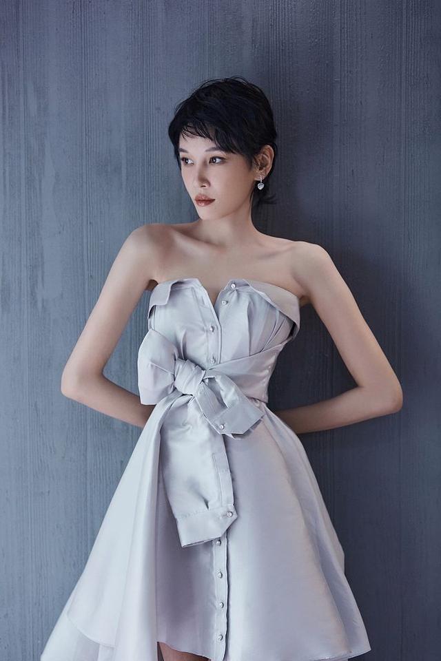 张蓝心楚楚动人,穿白色拼接礼服秀精致锁骨!__财经头条