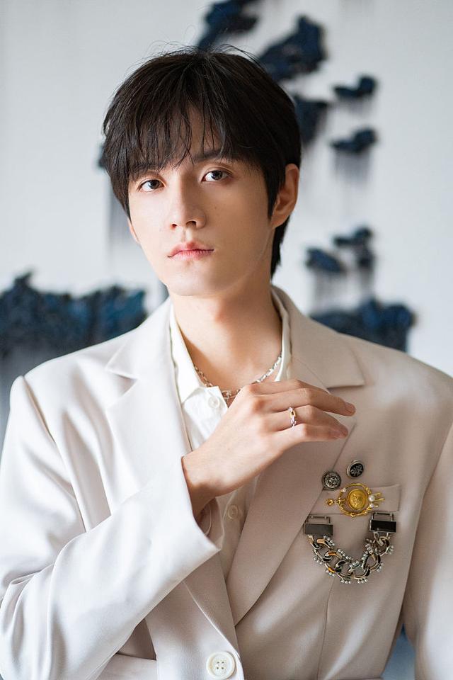 张颜齐白色西服套装贵气满分梳齐刘海低眸沉思帅气有型