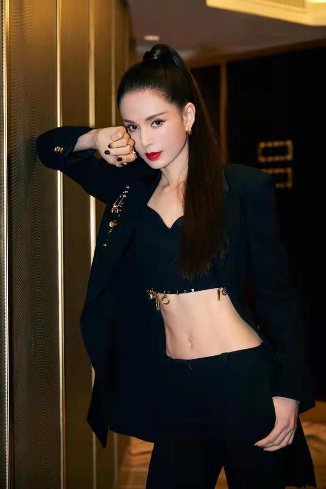 李若彤会穿不输年轻人穿西装秀马甲线这潮范不像阿姨辈