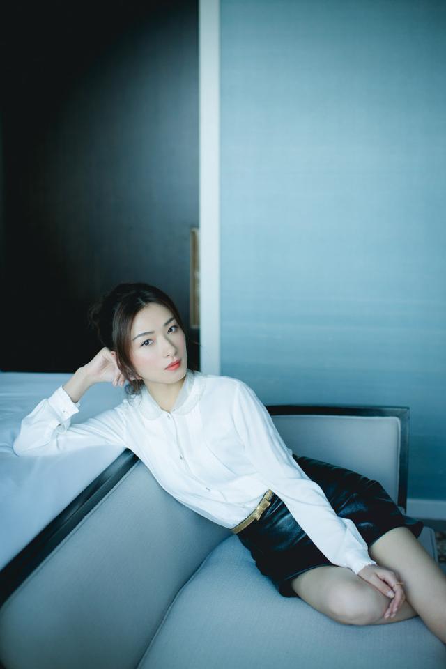 万茜真敢穿,抹胸裙比西装外套还短,美得精致大气很高级__财经头条