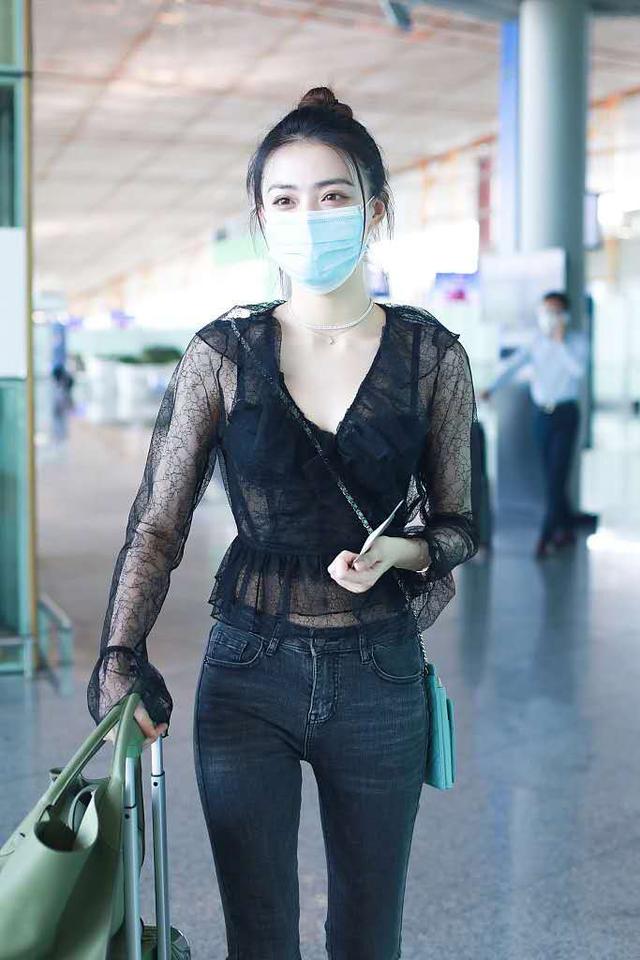 徐璐大胆挑战蕾丝透视装,又潮又时髦__财经头条