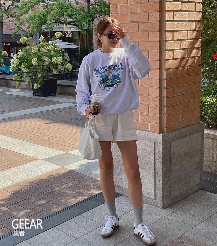 初秋造型提案:日韩女生示范以复古卫衣穿搭慵懒时尚感!