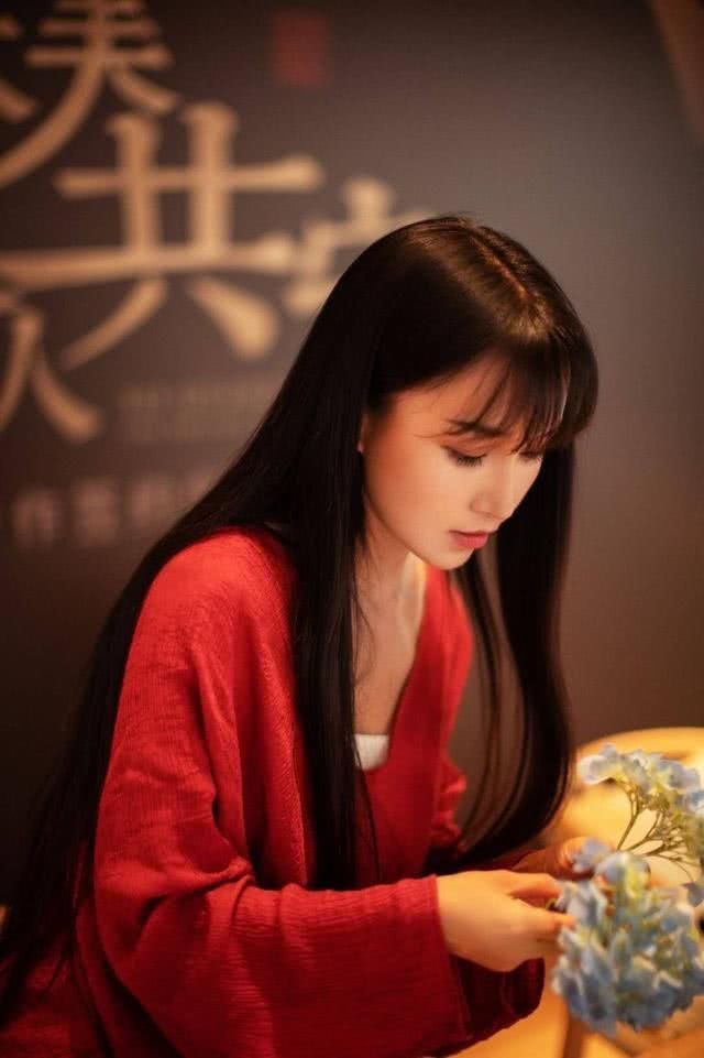 李子柒海外粉丝破千万,一身红衣似仙女下凡