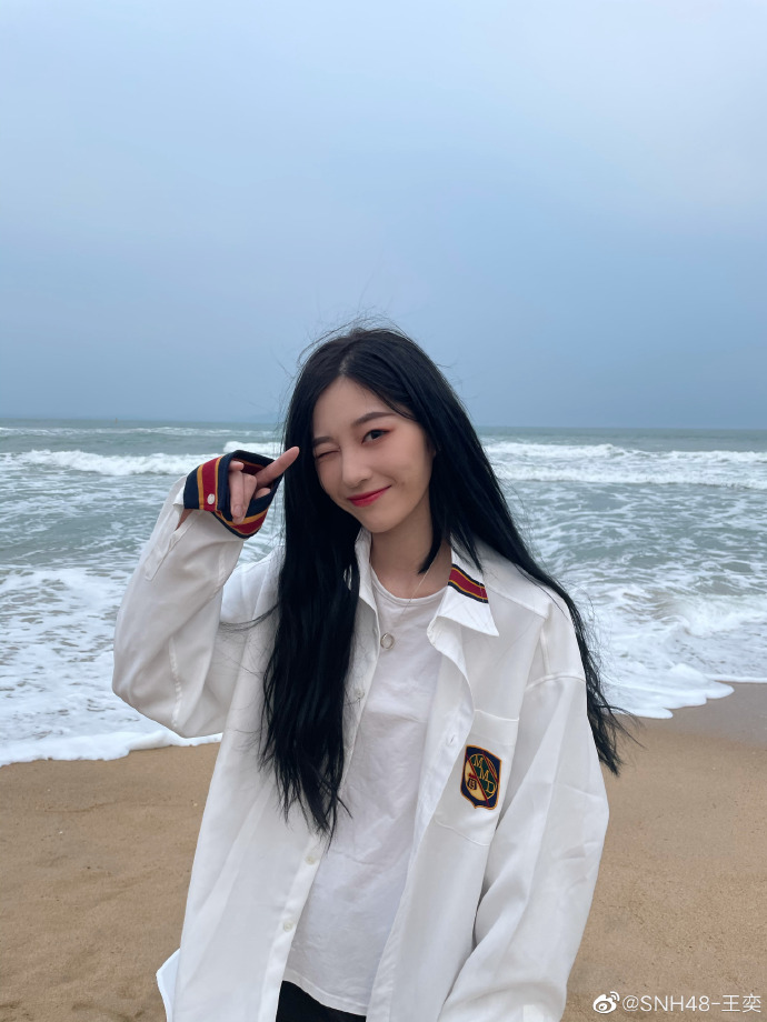 美女艺人snh48王奕迷人海边写真美照