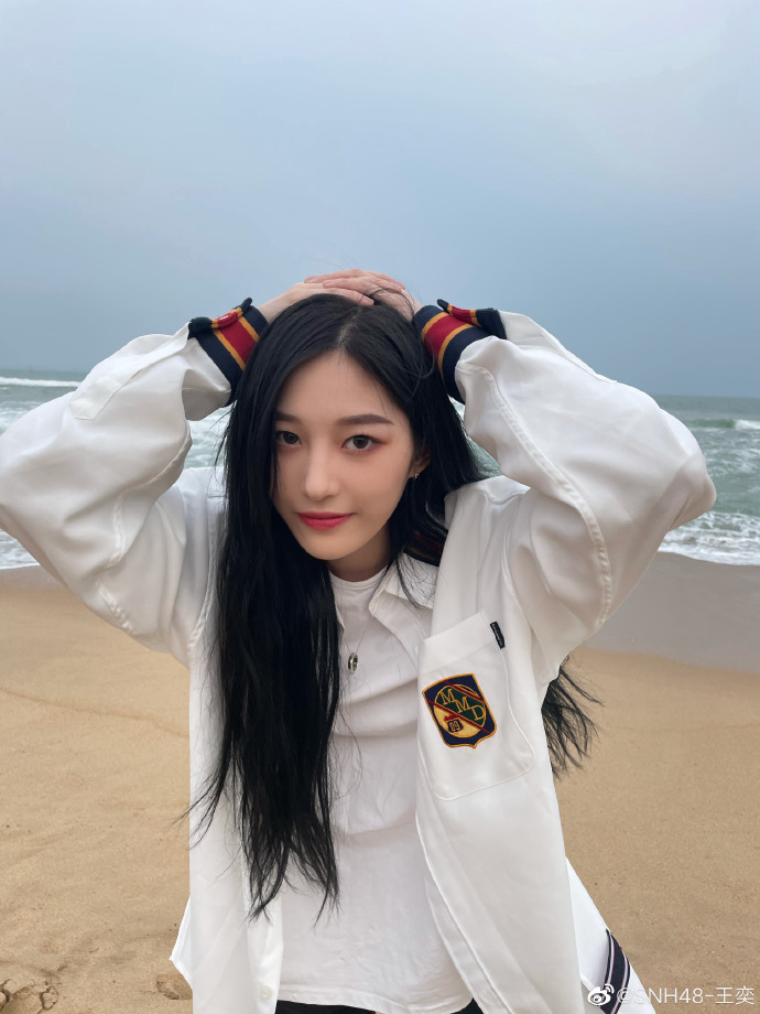美女艺人snh48王奕迷人海边写真美照