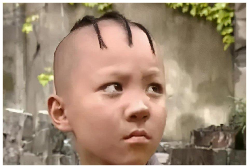 《三毛流浪记》,记得剧中那个头顶着三根头发,穿着破烂,一笑起